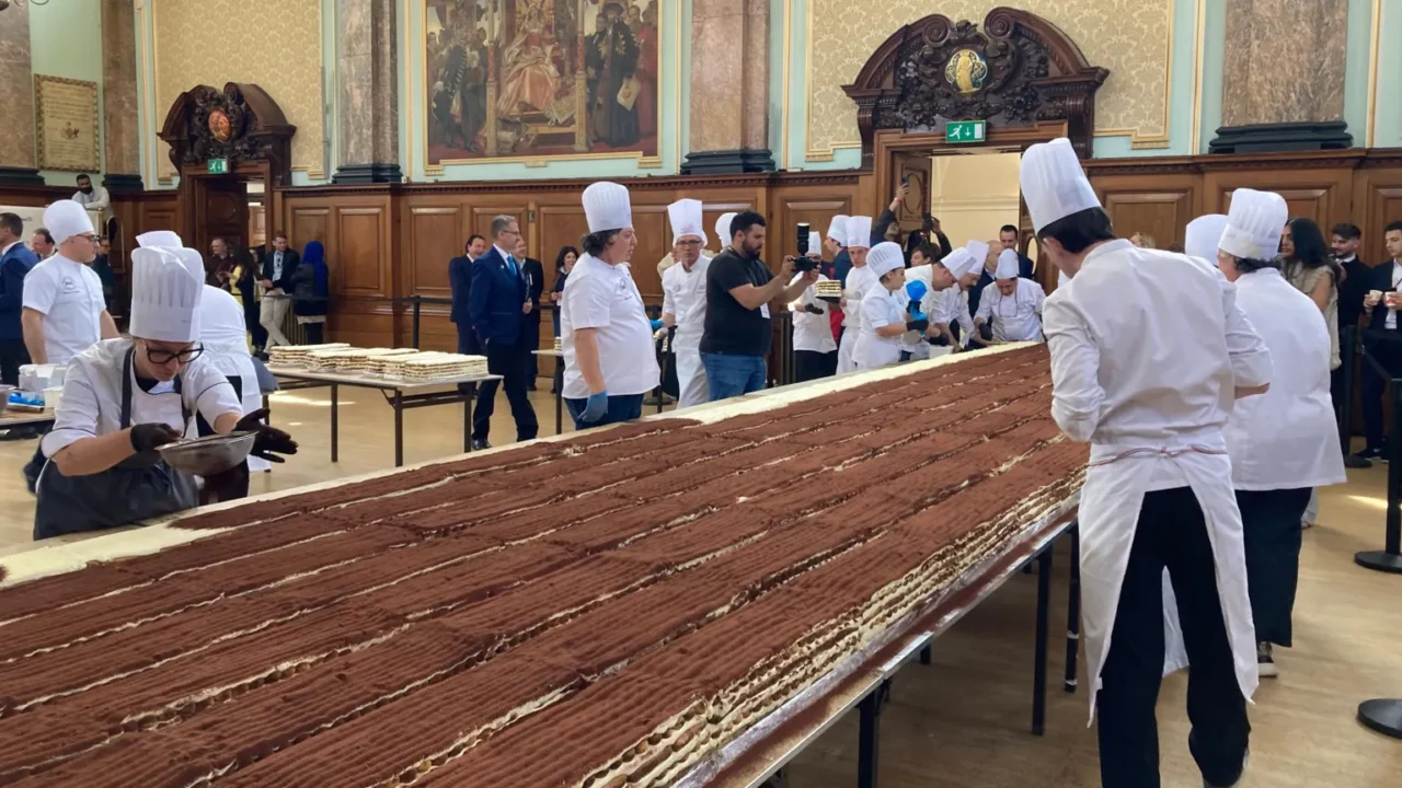 un-grup-de-cofetari-italieni-au-preparat-cel-mai-mare-tiramisu