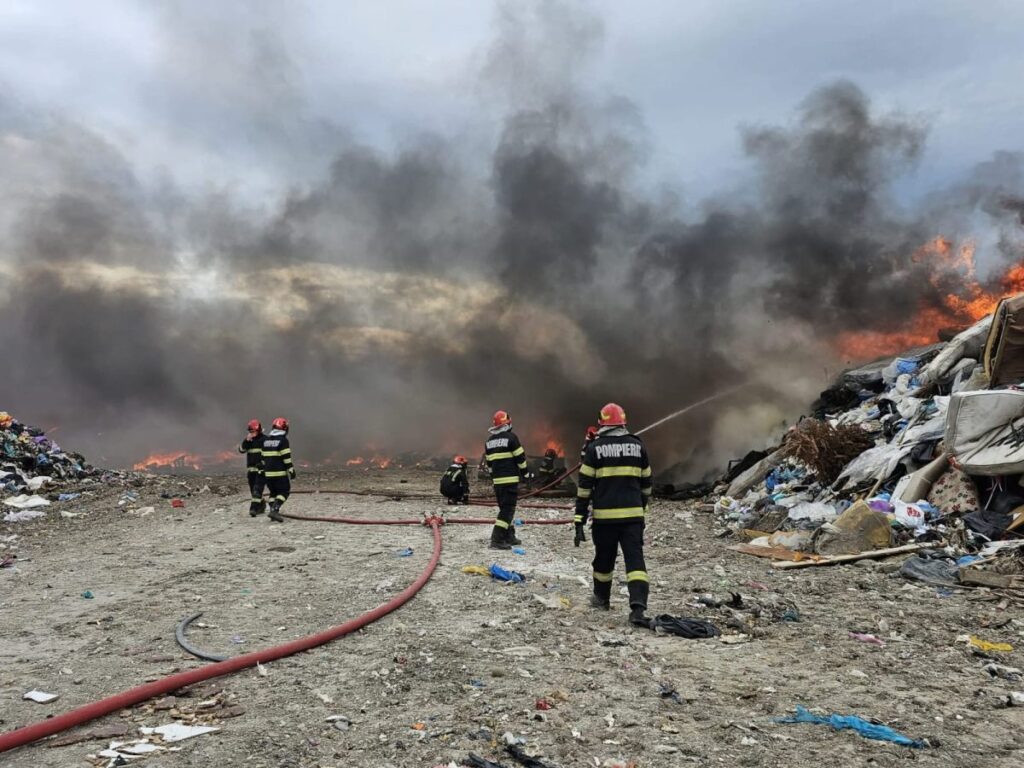 cauza-producerii-incendiului-de-la-groapa-de-gunoi-tutora.-pompierii-actioneaza-fara-intrerupere-de-peste-24-de-ore-–-video