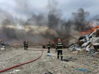 cauza-producerii-incendiului-de-la-groapa-de-gunoi-tutora.-pompierii-actioneaza-fara-intrerupere-de-peste-24-de-ore-–-video