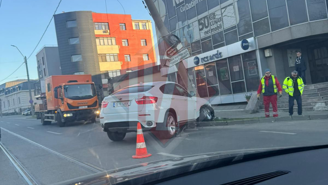 un-bmw-x6-a-fost-abandonat-azi-noapte-in-bucsinescu,-dupa-ce-soferul-a-intrat-intr-un-stalp-–-update