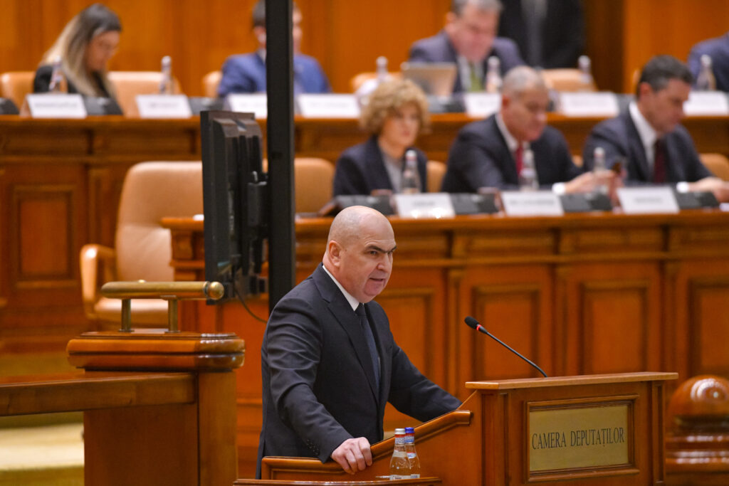 motiunea-de-cenzura-impotriva-guvernului-bolojan,-citita-astazi-in-parlament.-votul-decisiv,-programat-pe-5-mai