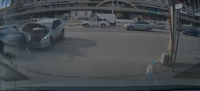 momentul-impactului-surprins-pe-strada-anastasie-panu-din-iasi!-doua-autoturisme-implicate,-o-persoana-ranita-si-preluata-de-medici