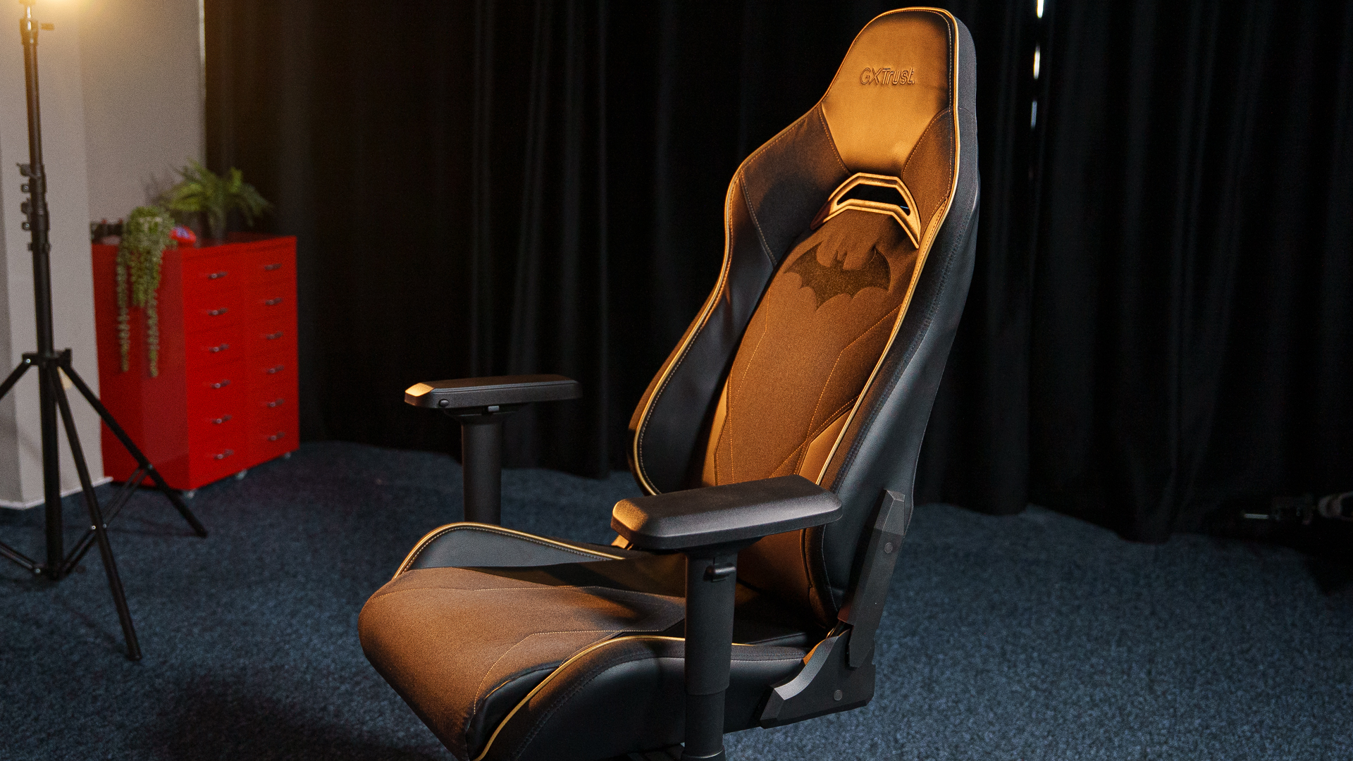 trust-gxt-721-ruya-pro-batman-edition:-confort-de-cavaler-negru-sau-doar-un-alt-scaun-de-gaming?