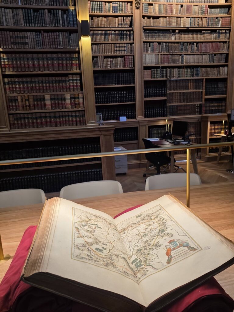 harti-vechi-ale-romaniei-si-transilvaniei,-cu-alba-iulia-in-prim-plan,-intr-o-biblioteca-din-franta
