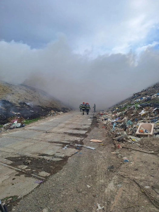 incendiu-la-groapa-de-gunoi-din-tutora.-focul-inca-arde,-iar-interventia-pompierilor-continua