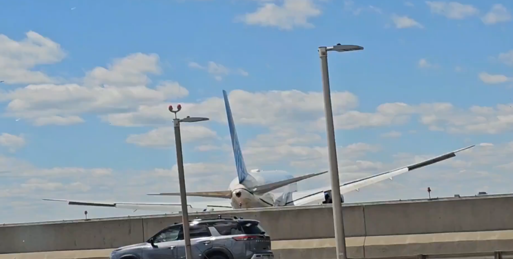 aterizare-neobisnuita.-un-avion-boeing-767-a-lovit-un-camion-de-livrari-pe-o-autostrada