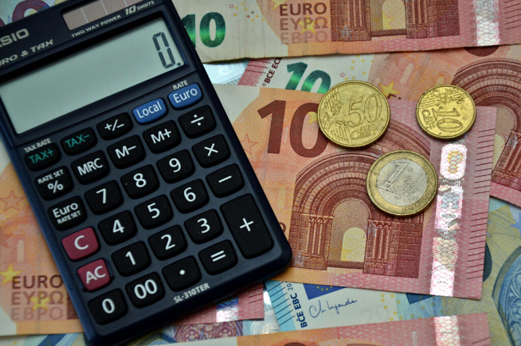 euro-se-apropie-de-5,2-lei-pe-pietele-interbancare.-se-preconizeaza-scumpiri-in-lant-la-creditele-in-rate,-facturi-si-alimente