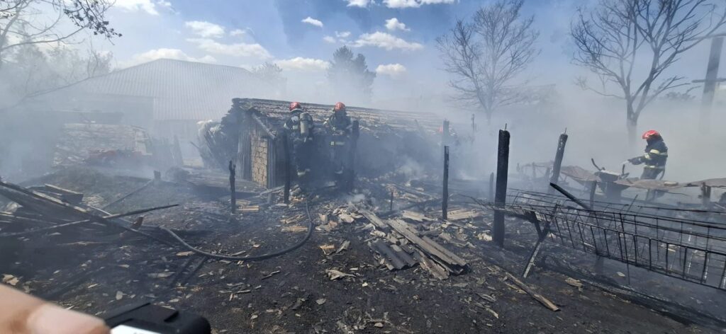 panica-intr-un-sat-din-iasi!-un-incendiu-la-un-depozit-ameninta-o-casa-din-apropiere