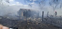 panica-intr-un-sat-din-iasi!-un-incendiu-la-un-depozit-ameninta-o-casa-din-apropiere