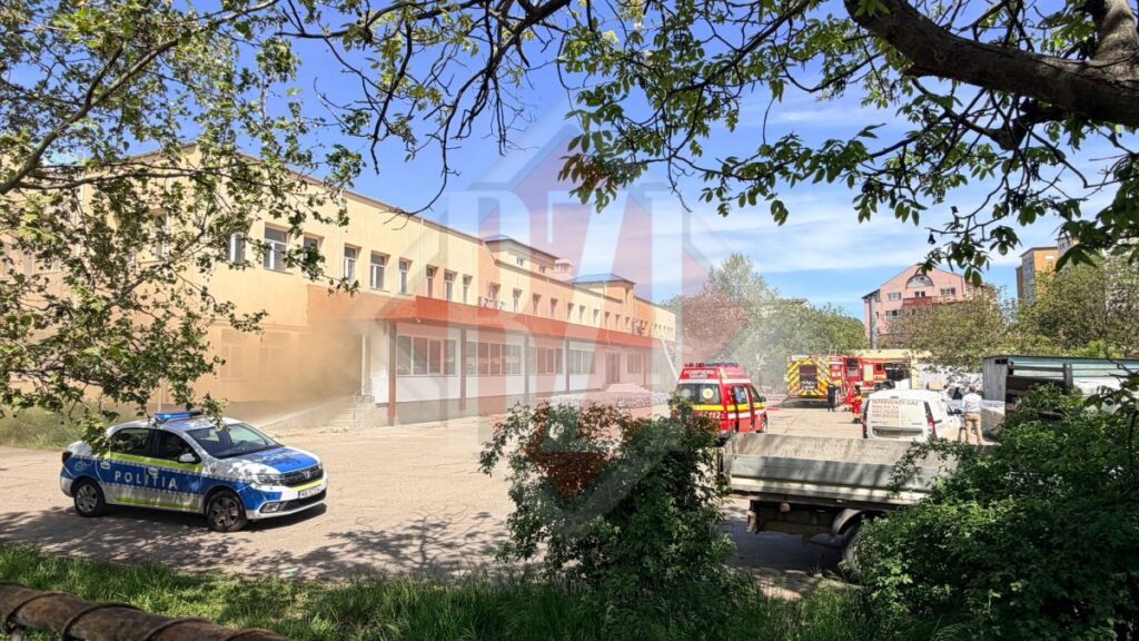 incendiu-la-o-farmacie-din-iasi.-pompierii-au-intervenit-de-urgenta-dupa-ce-a-luat-foc-tabloul-electric-–-update,-live-video