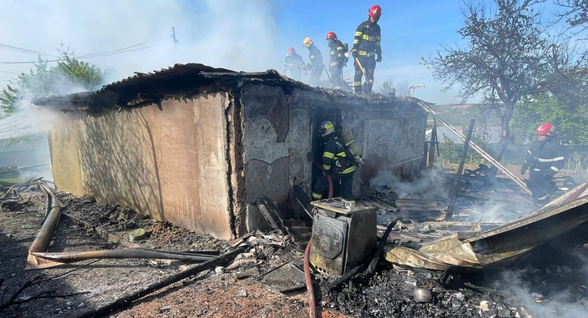 incendiu-puternic-in-dumesti!-flacarile-au-cuprins-o-casa-intreaga,-risc-major-de-propagare
