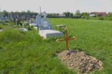 scandal-intr-o-comuna-din-iasi:-preot-acuzat-ca-a-mutat-mortii-cu-roaba-fara-acordul-familiilor