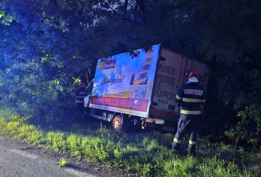 accident-rutier-in-localitatea-miclauseni.-un-autovehicul-a-intrat-intr-un-copac