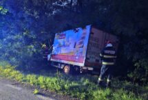 accident-rutier-in-localitatea-miclauseni.-un-autovehicul-a-intrat-intr-un-copac