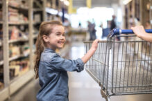 72%-dintre-parinti-recunosc-ca-ajung-sa-cumpere-ce-le-cer-copiii-la-supermarket,-chiar-daca-nu-voiau