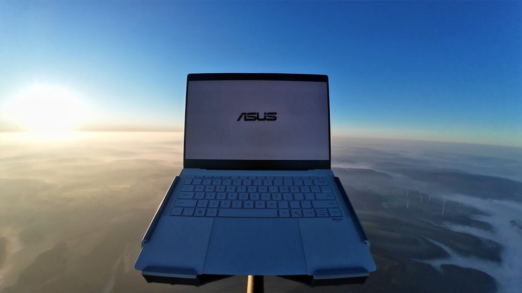asus-a-trimis-un-expertbook-ultra-mai-sus-decat-inaltimea-everestului-pentru-a-testa-durabilitatea-in-conditii-extreme