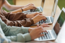 inteligenta-artificiala-a-devenit-colegul-de-sesiune-al-studentilor.-cum-folosesc-tinerii-instrumentele-ai-pentru-examene-si-proiecte