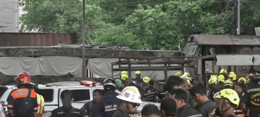 cel-putin-8-morti-si-25-de-raniti-in-thailanda,-dupa-ce-un-tren-s-a-izbit-de-un-autobuz