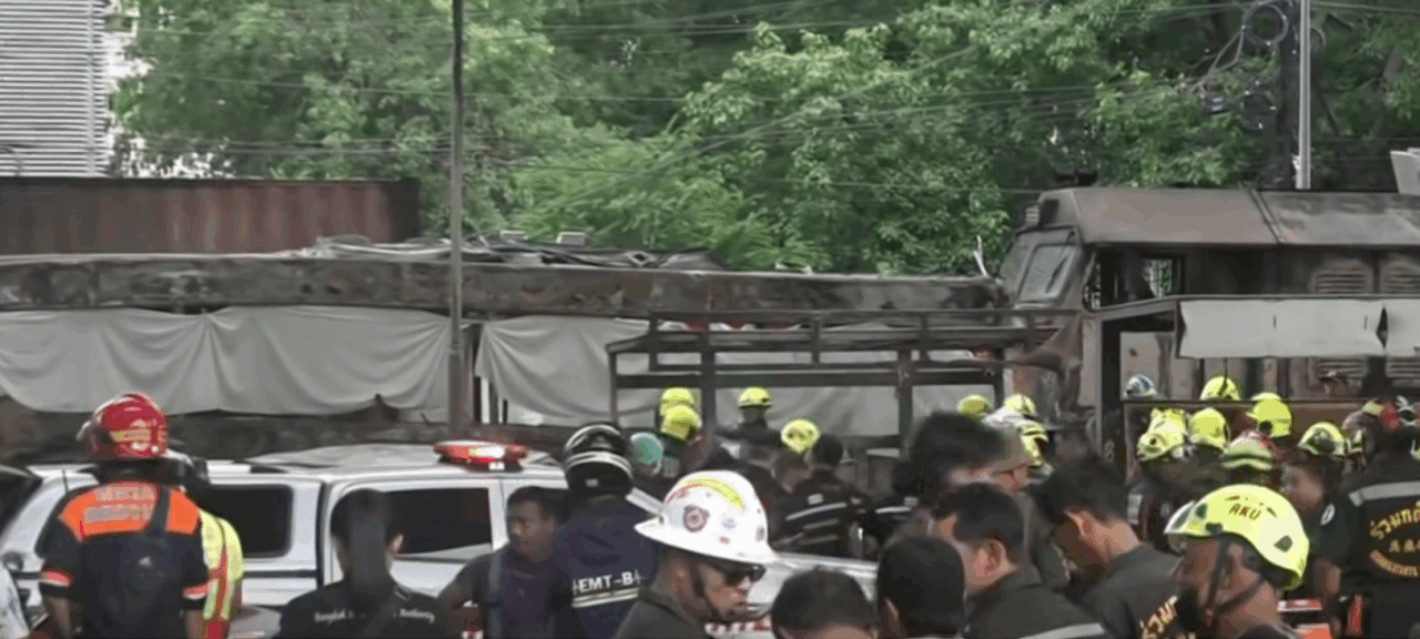 cel-putin-8-morti-si-25-de-raniti-in-thailanda,-dupa-ce-un-tren-s-a-izbit-de-un-autobuz