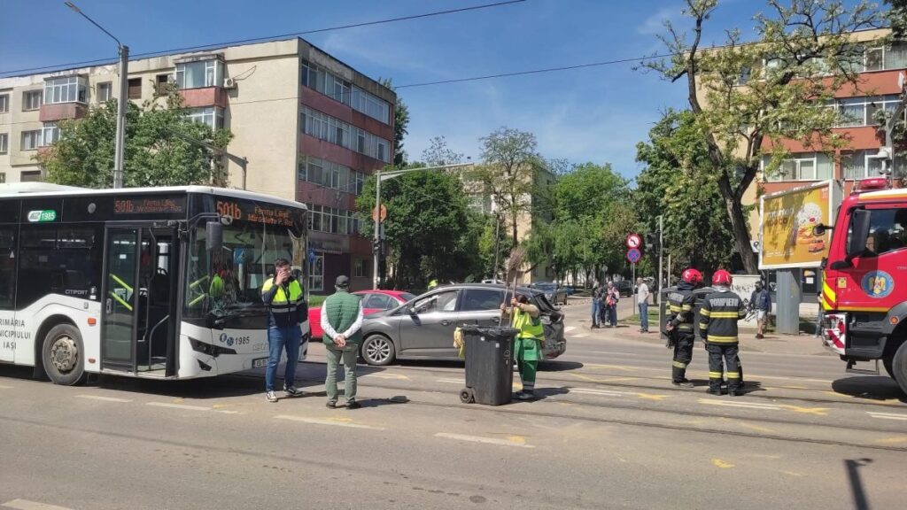 accident-rutier-in-podu-ros.-un-autoturism-si-un-autobuz-au-intrat-in-coliziune