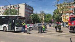accident-rutier-in-podu-ros.-un-autoturism-si-un-autobuz-au-intrat-in-coliziune