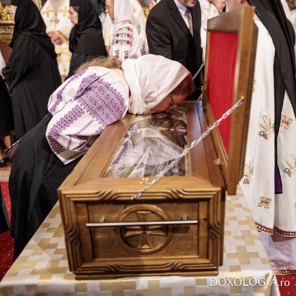 moment-istoric-la-iasi:-moastele-sfintei-blandina-au-fost-asezate-spre-inchinare-in-catedrala-mitropolitana