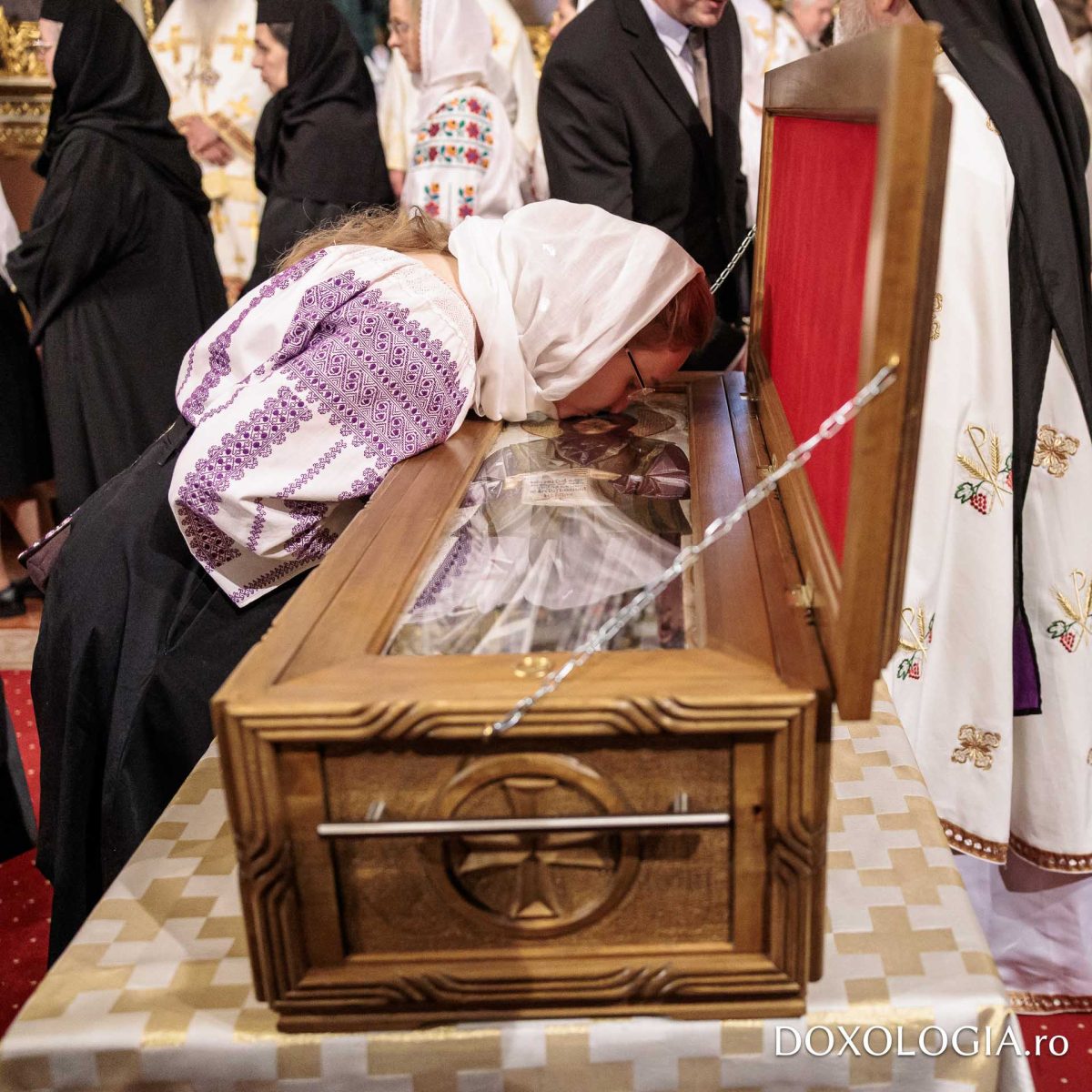 moment-istoric-la-iasi:-moastele-sfintei-blandina-au-fost-asezate-spre-inchinare-in-catedrala-mitropolitana