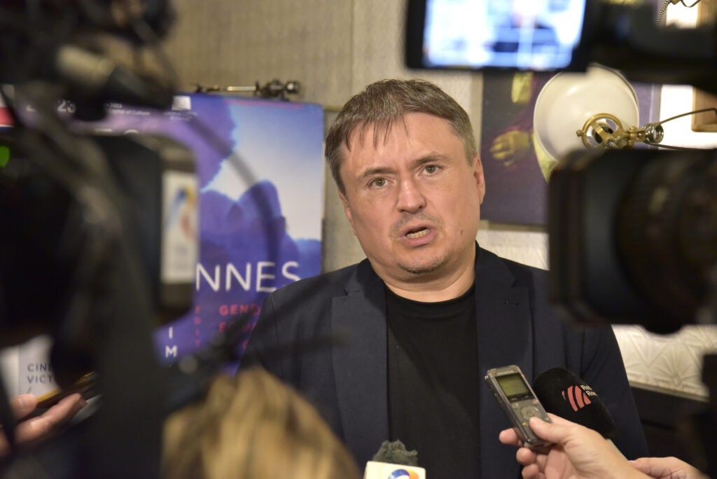 la-festivalul-de-la-cannes,-toate-privirile-vor-fi-atintite-asupra-filmului-fjord-al-regizorului-roman-cristian-mungiu