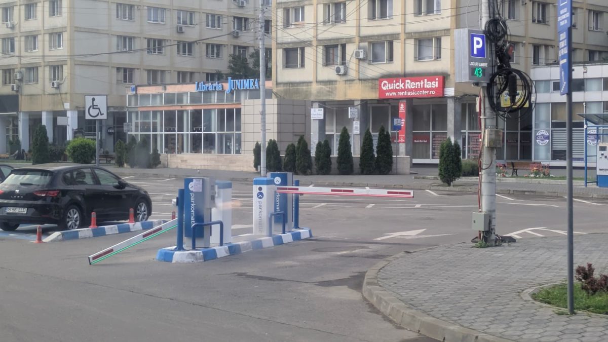 bariera-distrusa-la-doar-cateva-zile-de-la-inaugurare-in-parcarea-din-piata-unirii