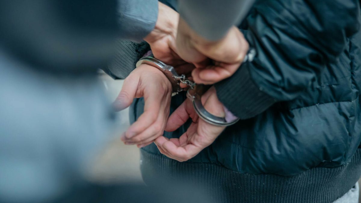 ce-se-mai-intampla-prin-autospecialele-de-politie-din-iasi!-un-agent-a-fost-amenintat-cu-acte-de-natura-intima:-ma-scol-de-aici,-iti-dau-in-parul-tau-blond!