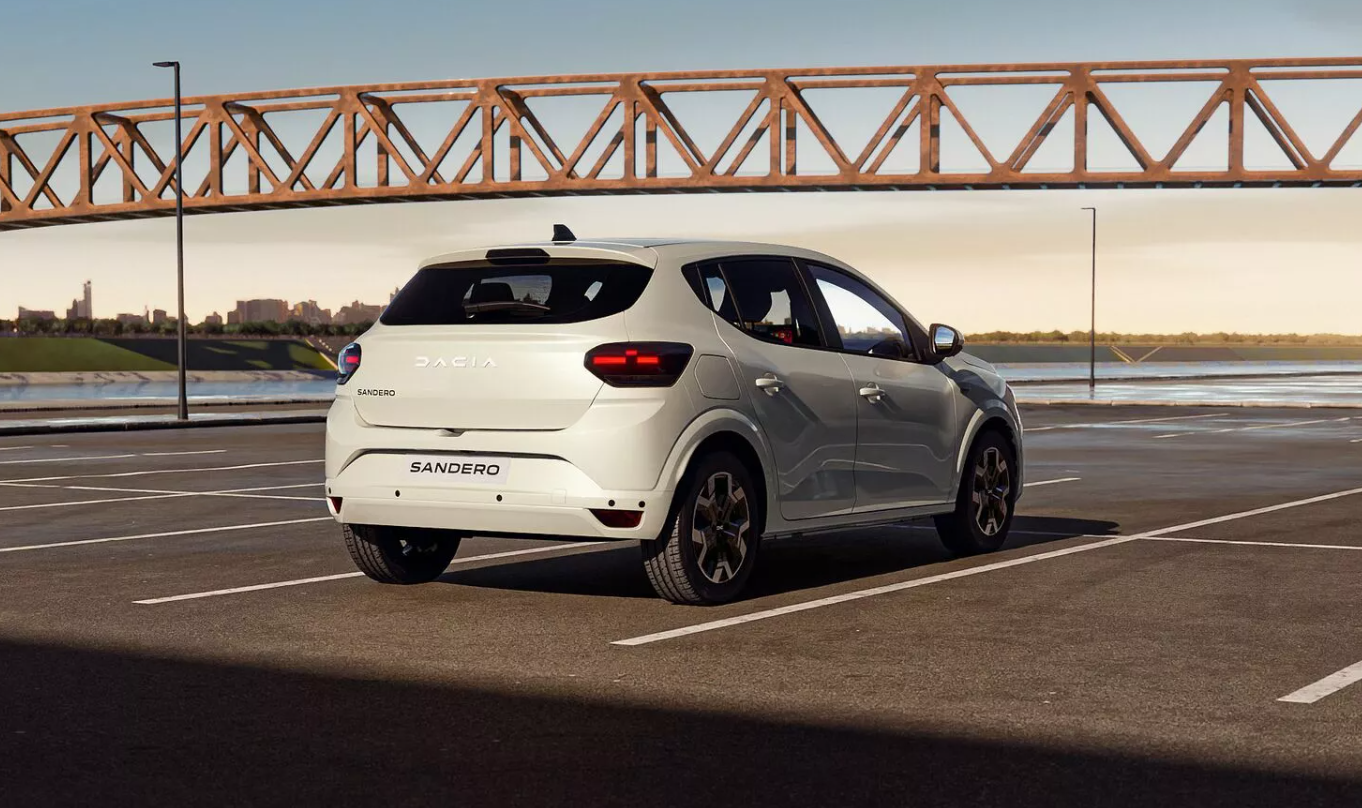 italienii-au-dat-verdictul-despre-dacia-sandero-full-hybrid:-se-lupta-cu-chinezii!