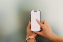 un-barbat-din-iasi-i-a-luat-degetul-iubitei-sale-pentru-a-i-putea-debloca-telefonul-mobil.-inainte-de-asta,-a-incercat-sa-si-infiga-un-cutit-in-inima-si-s-a-pozat-cu-streangul-la-gat