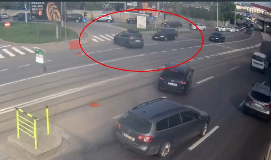 iata-momentul-accidentului-violent-de-pe-bulevardul-nicolae-iorga-din-iasi:-doua-masini-distruse-si-trei-copii-pe-patul-de-spital!