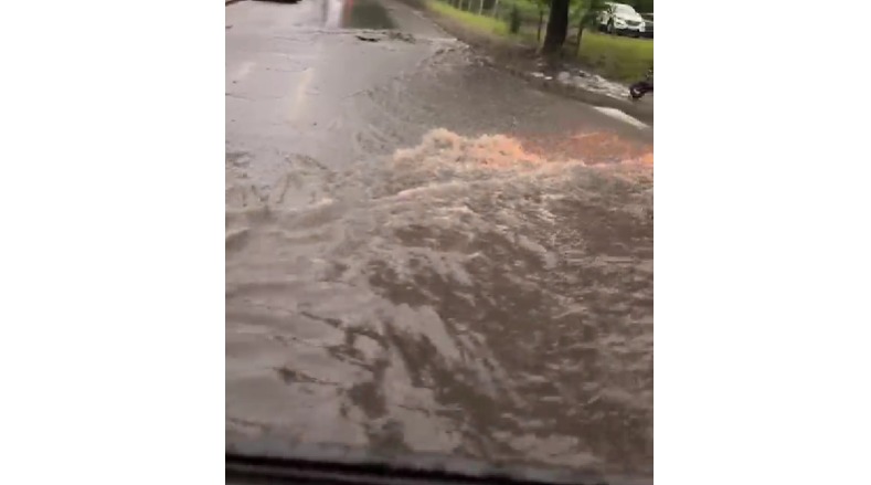 ploi-torentiale-in-iasi!-strazile-au-fost-inundate-si-traficul-a-fost-afectat