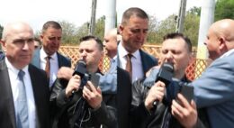 lideri-pnl-vrancea-agreseaza-un-jurnalist-pentru-a-l-scapa-pe-bolojan-de-intrebari.-premierul-demis-refuza-sa-explice-de-ce-a-acceptat-achizitia-microbuzelor-electrice-la-suprapret,-scandal-dezvaluit-de-gandul