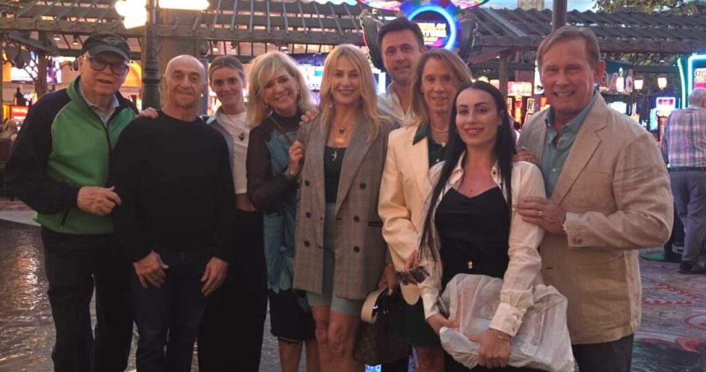 nadia-comaneci-si-a-invitat-oaspetii-in-las-vegas!-in-acelasi-timp,-la-10.000-kilometri-distanta,-la-focsani,-s-a-lansat-o-colectie-de-moda-cu-numele-sau