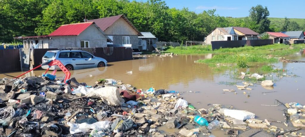 pompierii-ieseni,-mobilizati-dupa-ploile-abundente:-interventii-de-amploare-in-iasi-si-localitatile-din-jur