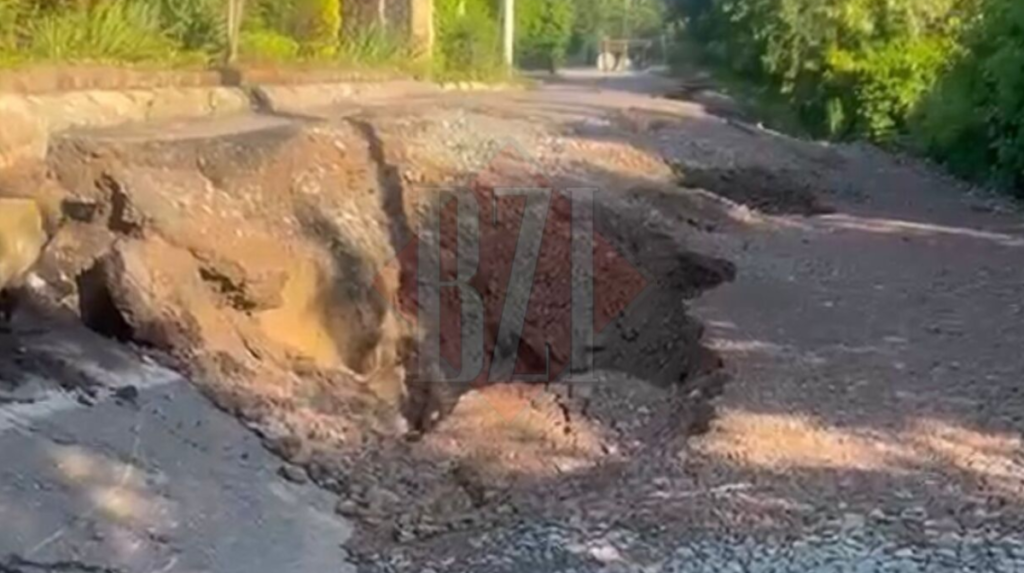 dezastru-pe-strada-valeni-din-iasi!-drumul-din-spatele-casei-primarului-mihai-chirica-s-a-prabusit,-iar-apa-din-conducte-curge-continuu-–-exclusiv