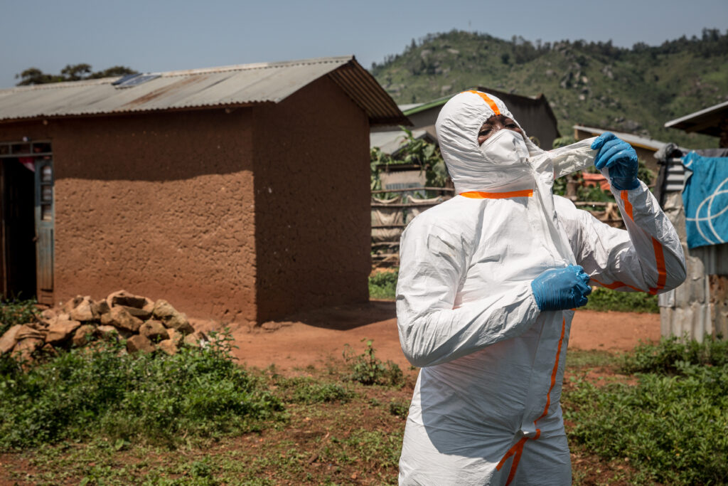 ebola:-peste-900-de-cazuri-suspecte-in-congo.-aproape-un-milion-de-oameni-sunt-stramutati