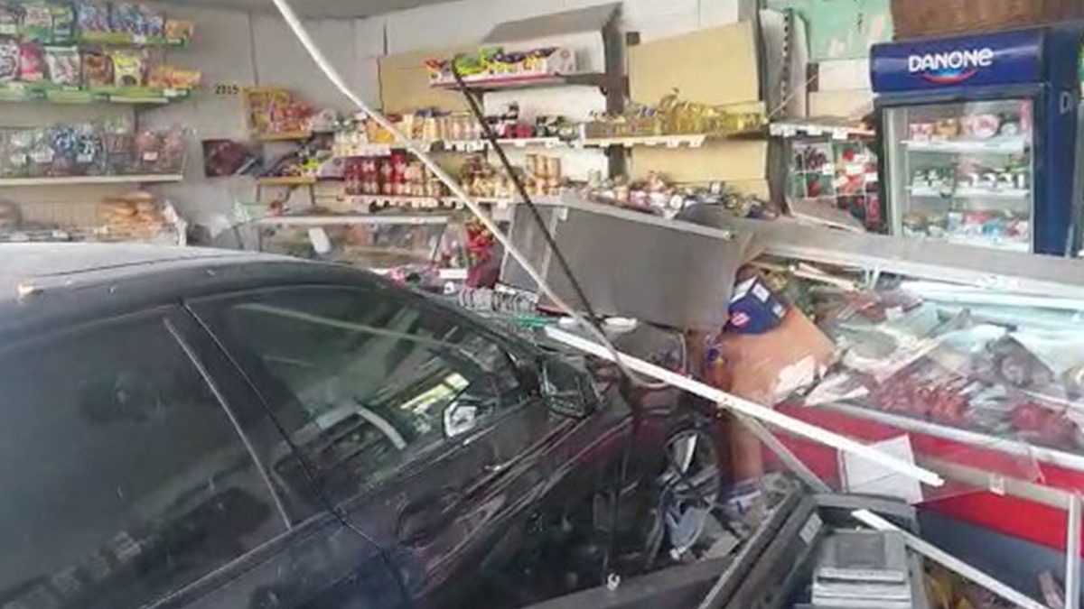 a-intrat-cu-masina-in-magazinul-vecinului!-este-invidios-ca-am-bani