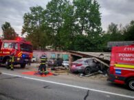 un-autoturism-in-care-se-aflau-doi-tineri-a-izbit-cu-putere-un-garaj-in-rebrisoara.-in-ce-stare-sunt-victimele