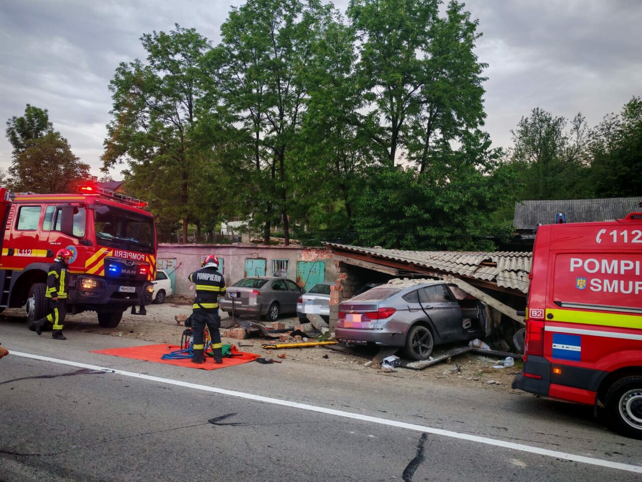 un-autoturism-in-care-se-aflau-doi-tineri-a-izbit-cu-putere-un-garaj-in-rebrisoara.-in-ce-stare-sunt-victimele