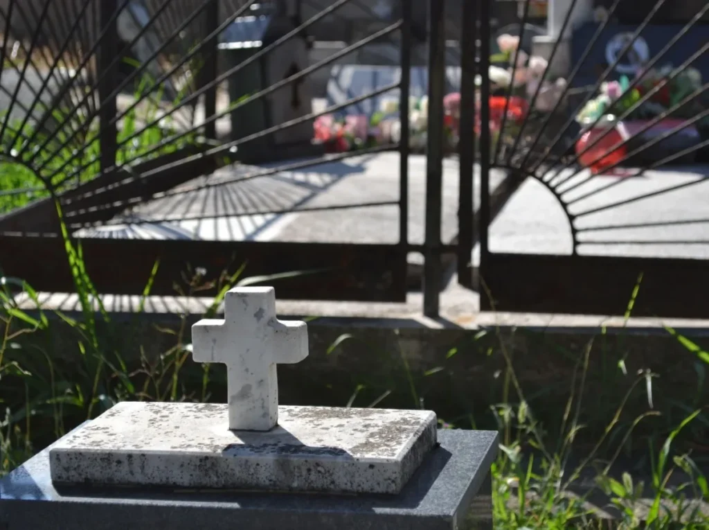 inca-o-crima-la-iasi.-un-barbat-a-murit-dupa-ce-a-fost-batut-in-cimitir-–-exclusiv
