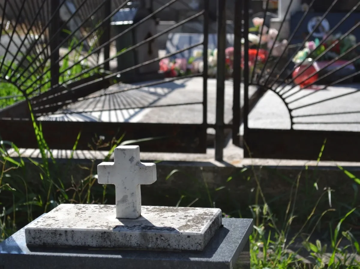 inca-o-crima-la-iasi.-un-barbat-a-murit-dupa-ce-a-fost-batut-in-cimitir-–-exclusiv