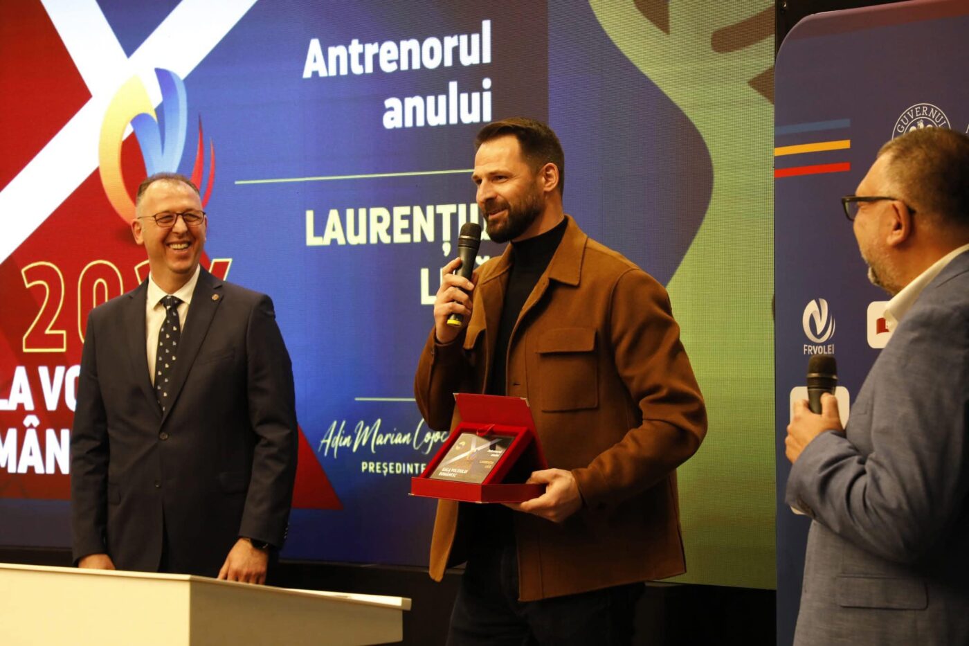 laurentiu-lica-s-a-intors-rapid-la-corona.-clubul-l-a-prezentat-oficial