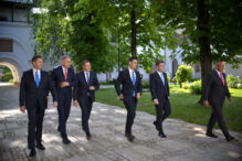 premier-sinecurist”:-psd-il-acuza-pe-bolojan-ca-recompenseaza-cofetari-si-muzicieni-cu-functii-publice
