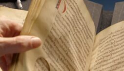 manuscrisul-pierdut-al-regelui-arthur-reapare-dupa-700-de-ani.-pretul-urias-cerut-pentru-relicva-medievala