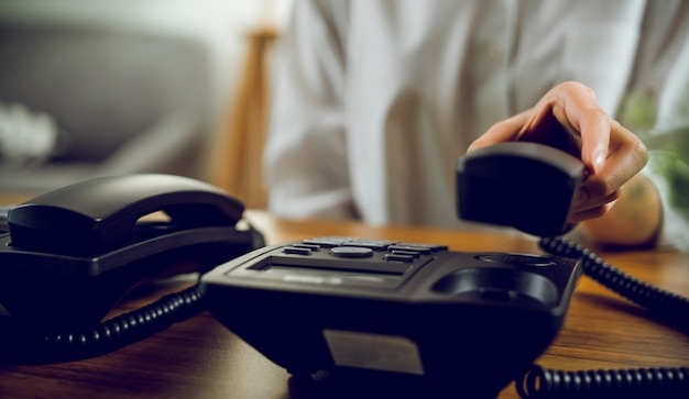 revolta-unui-iesean,-dupa-zeci-de-apeluri-fara-raspuns,-la-mai-multe-institutii-publice:-niciodata-nu-ti-se-raspunde-la-telefon.-pentru-ce-mai-platim?