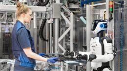 bmw-da-unda-verde-folosirii-robotilor-umanoizi-la-asamblarea-de-autoturisme-in-europa