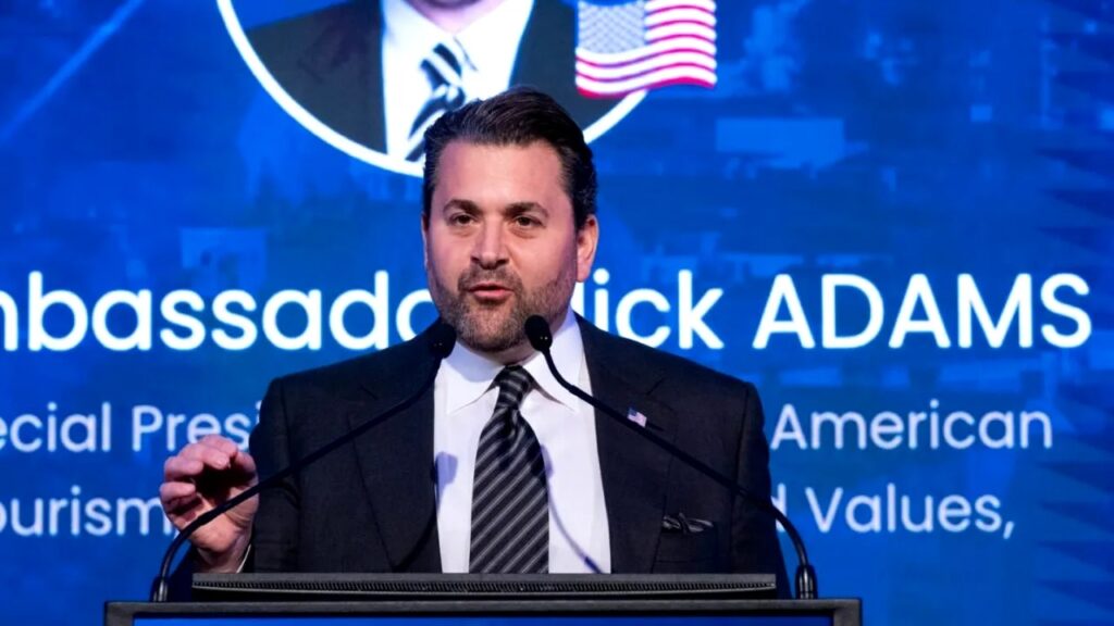nick-adams,-trimisul-special-al-lui-donald-trump:-le-as-spune-romanilor-ca-ar-trebui-sa-aleaga-lideri-care-sa-puna-poporul-roman-pe-primul-loc,-care-sa-aiba-relatii-bune-cu-aliatii-si-care-sa-fie-lideri-inteligenti